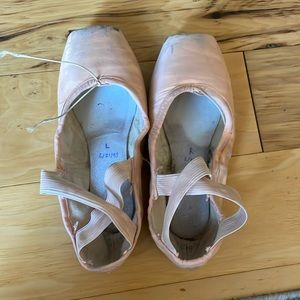 Used custom Suffolk stellar pointe shoes